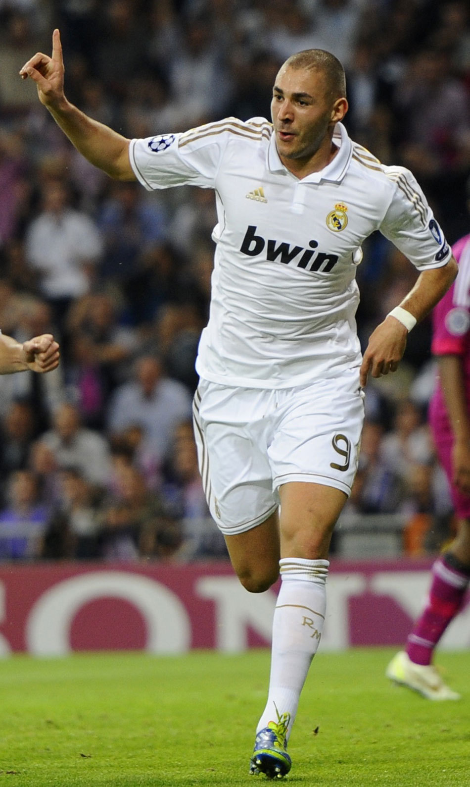 朝重伤者扔球！阿森纳马丁内利争议行为遭名宿痛批：可耻！